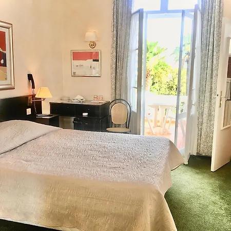 Des Mimosas מלון